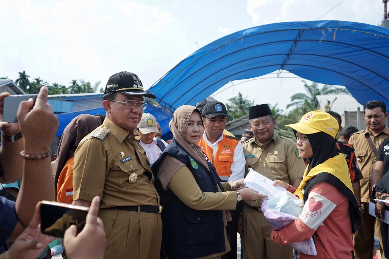 Ketua PMI Serahkan Bantuan Kepada Korban Kebakaran di Kempas Jaya