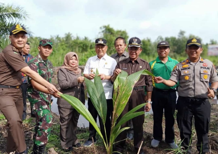 Polres Inhil Tanam 3000 Pohon Dalam Bentuk Peduli Penghijauan