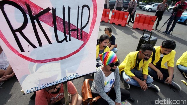 Ribuan Mahasiswa Pontianak Demo Geruduk Gedung DPRD Kalbar