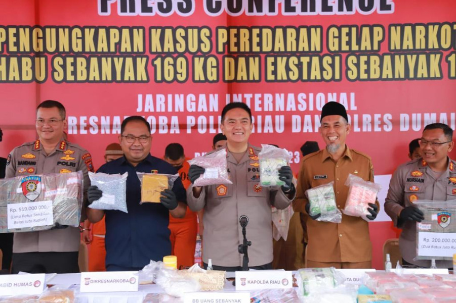 9 Tersangka dengan BB 168.89 Kg Shabu serta 11.712 Butir Ekstasi Digulung Polda Riau Bersama Polres Dumai