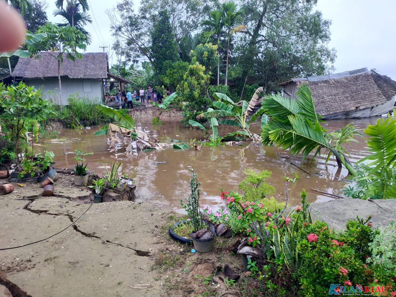 Masyarakat Kelurahan Tempuling Dikejutkan Peristiwa  Tanah Longsor