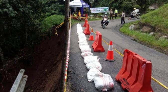 Jalan Lama Kelok 9 Longsor dan Terpaksa Ditutup