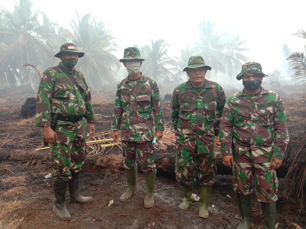 Udah 5 Hari Danramil Kateman Lakukan Pemadaman dan Pendinginan Karhutla di Kateman