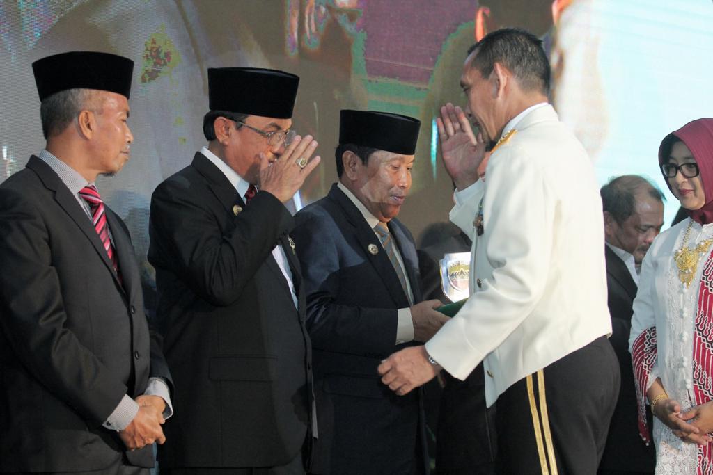 Bupati Inhil Terima Penghargaan Dari Kodam I/Bukit Barisan