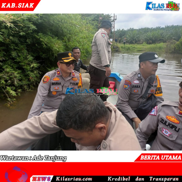 Polsek Pinggir Lakukan Patroli Sekaligus Bagi Sembako Sepanjang Daerah Rawan Banjir