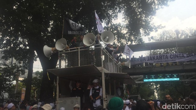 Aksi Kawal MK Merapat ke Medan Merdeka Barat