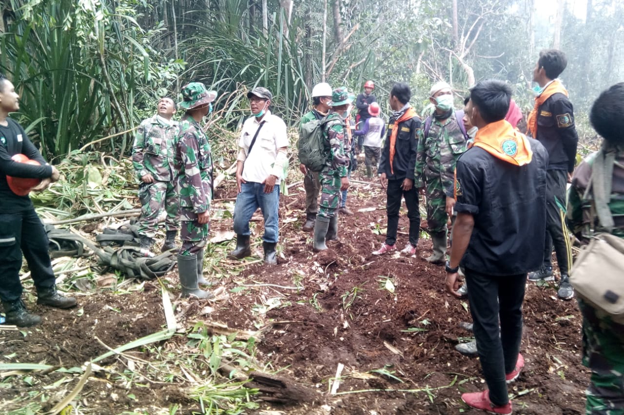 Dandim 0314 Inhil Bersama Mahasiswa Unisi Ikut Memadamkan Karlahut