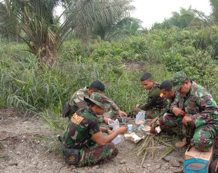 Koramil 03 Bersama MPI dan YPKR Membagikan Nasi Bungkus Kepada Tim Pemadam Karlahut