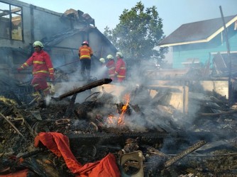 Satu Rumah dan Gudang Alat Pesta di Jalan Hang Jebat Terbakar