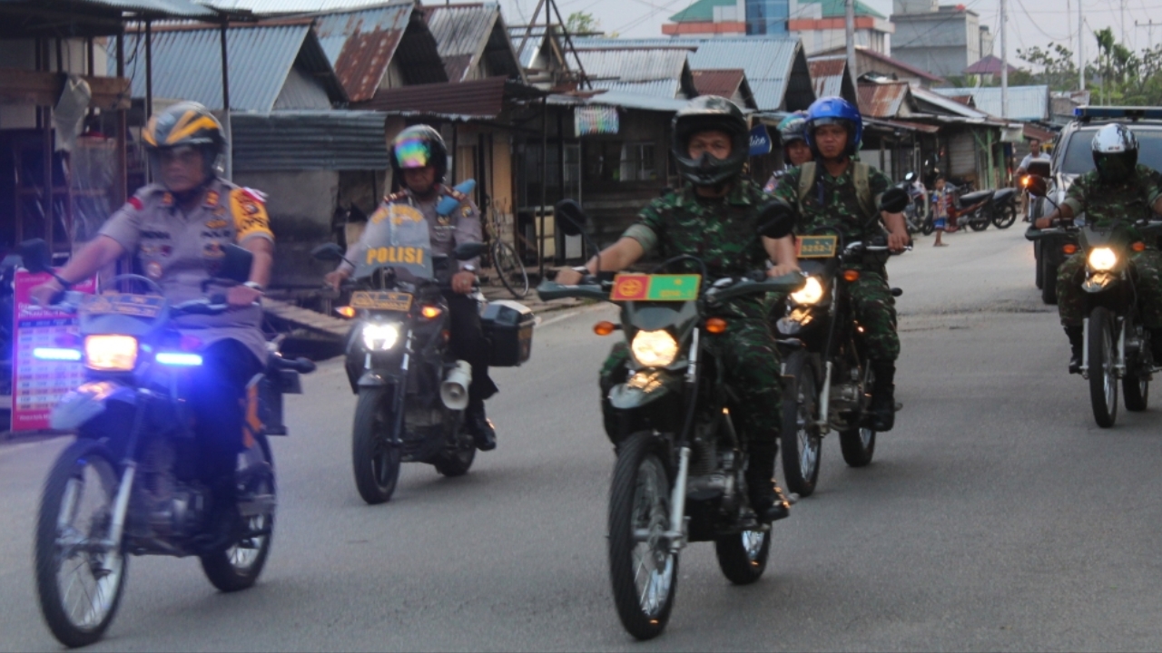 TNI-Polri Laksanakan Patroli Gabungan ke Seputaran Kota Tembilahan dan Tempat Ibadah