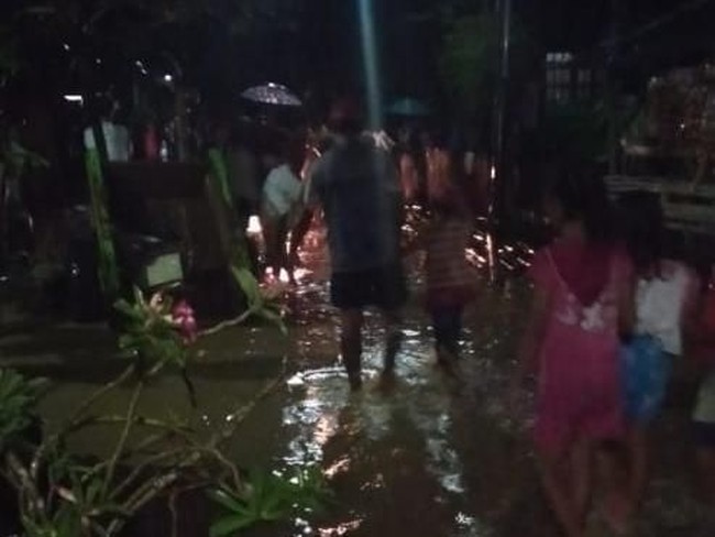 Banjir di Dompu NTB Warga Mengungsi, Air Belum Surut