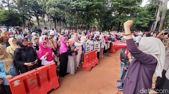 Tolak Rekonsiliasi, Emak-emak Demo di Depan Kediaman Prabowo