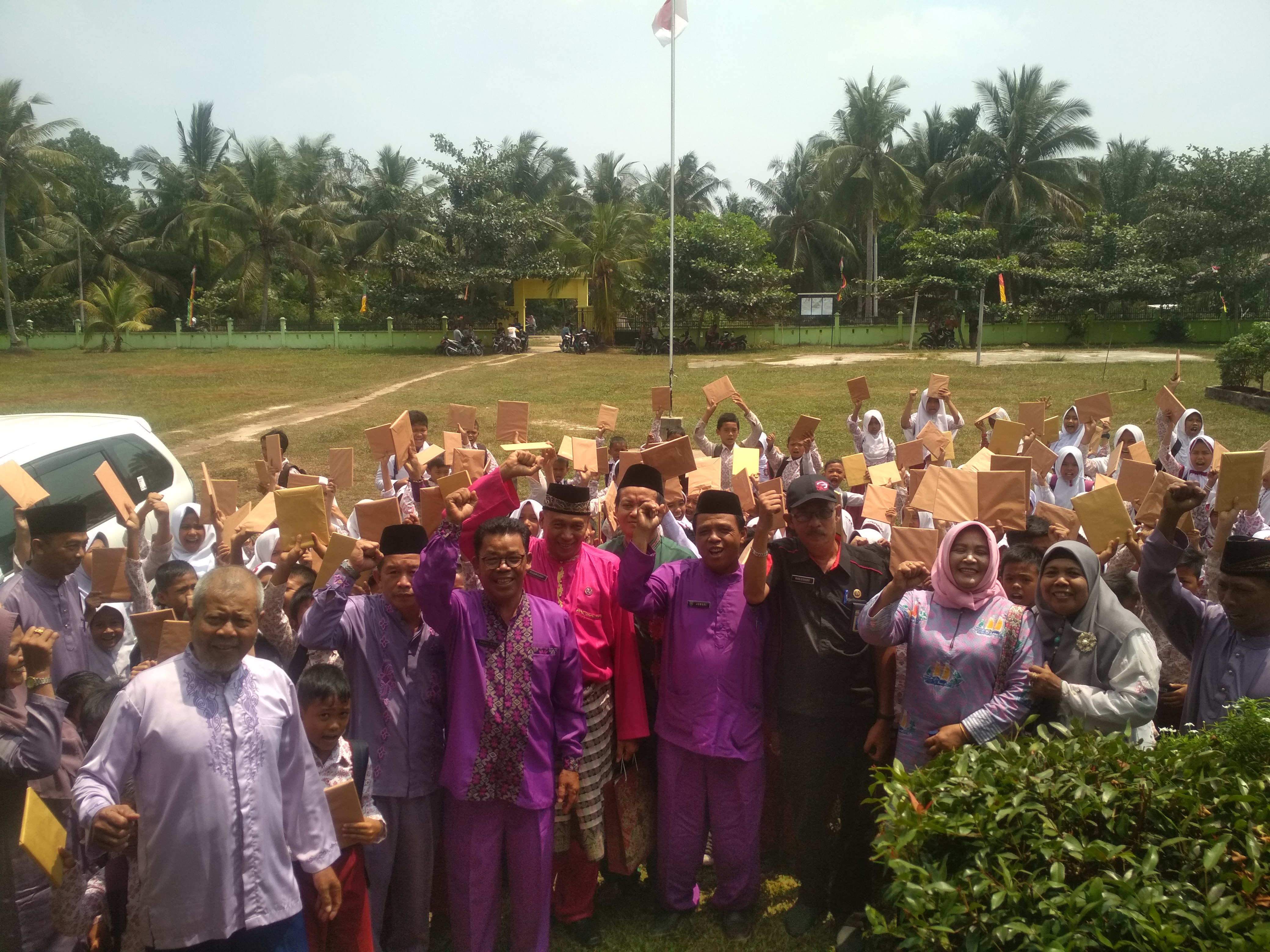 Marlis Berbagi Bersama SDN 004 Kempas Jaya 