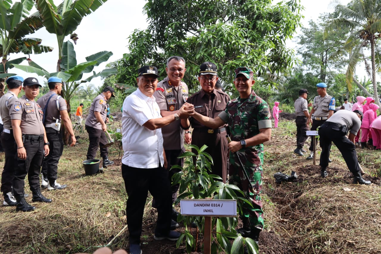 Dandim 0314 Inhil Hadiri Penanaman Pohon Ekonomi