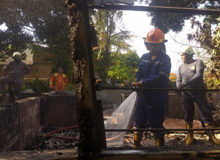 Satu Unit Rumah Kosong Terbakar, Kebakaran Ini Dipicu Sisa Pembakaran Untuk Mengusir Lebah