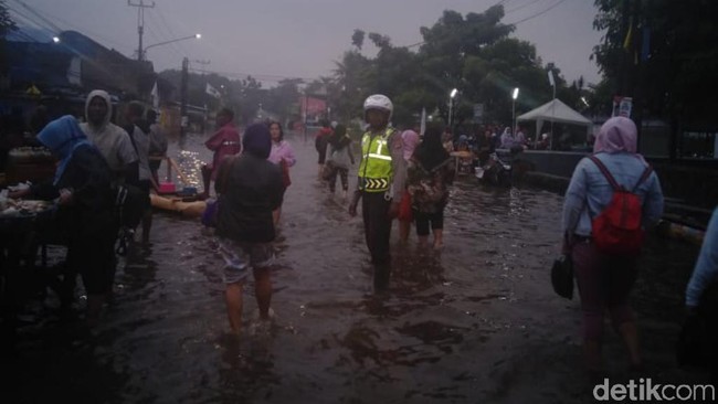 Akibat Banjir, Jalan Raya Dayeuhkolot-Banjaran Masih Terputus