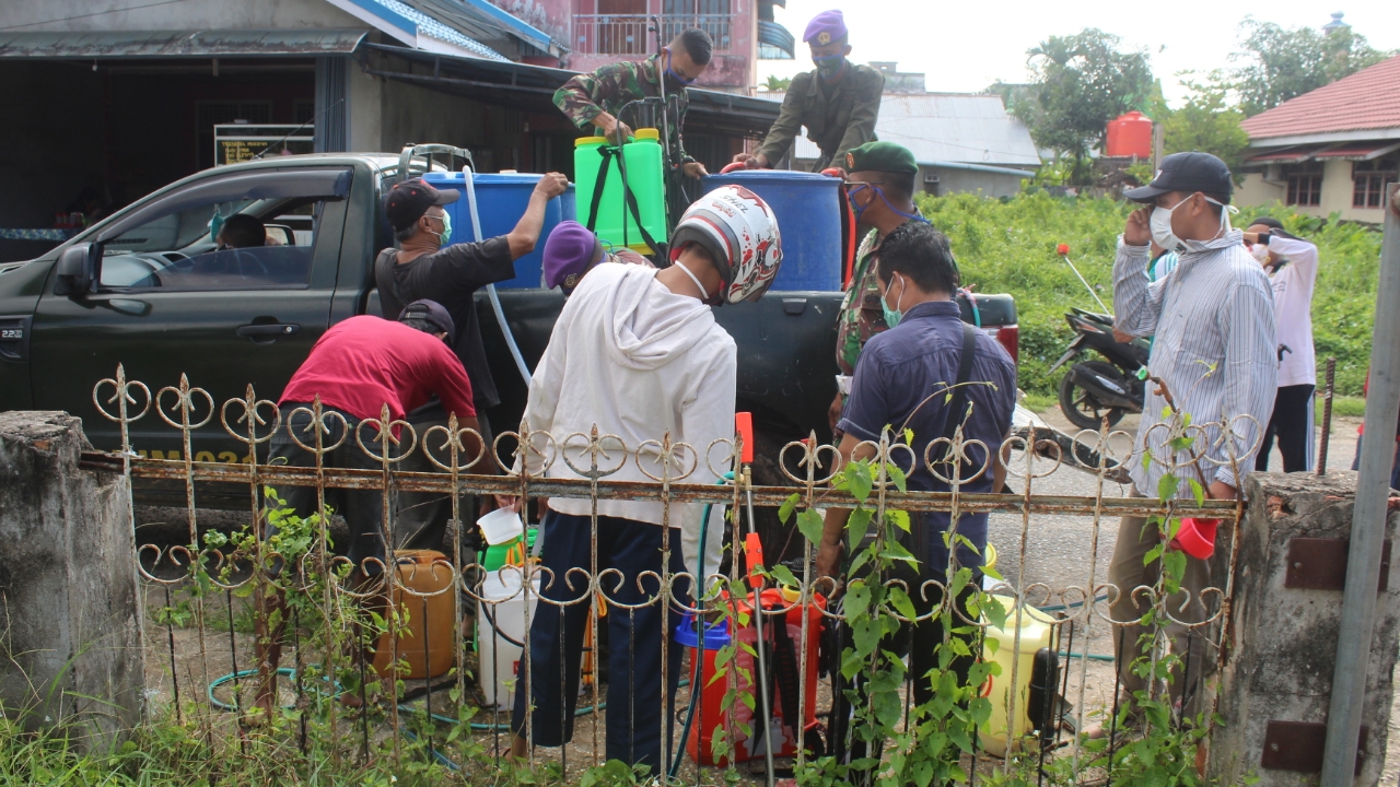 Kodim Inhil Giat Lakukan Penyemprotan Disinfectan dan Masyarakat Ikut Berpartisipasi