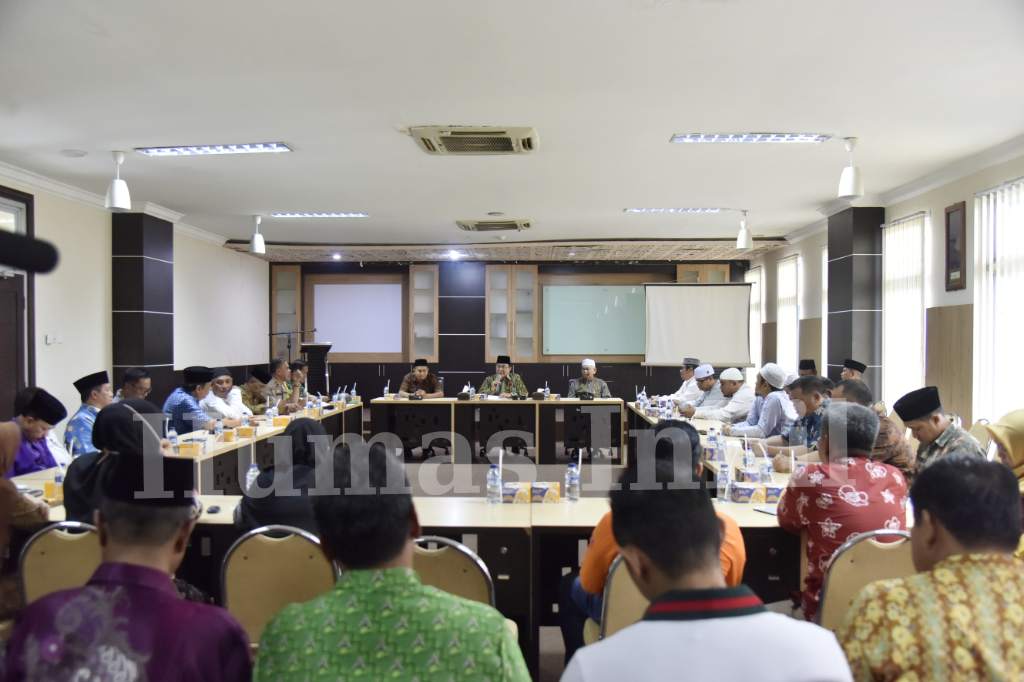 Bupati HM. WARDAN Serahkan Bonus Kepada Qori-Qoriah Juara MTQ KE-XXXVII Provinsi Riau.