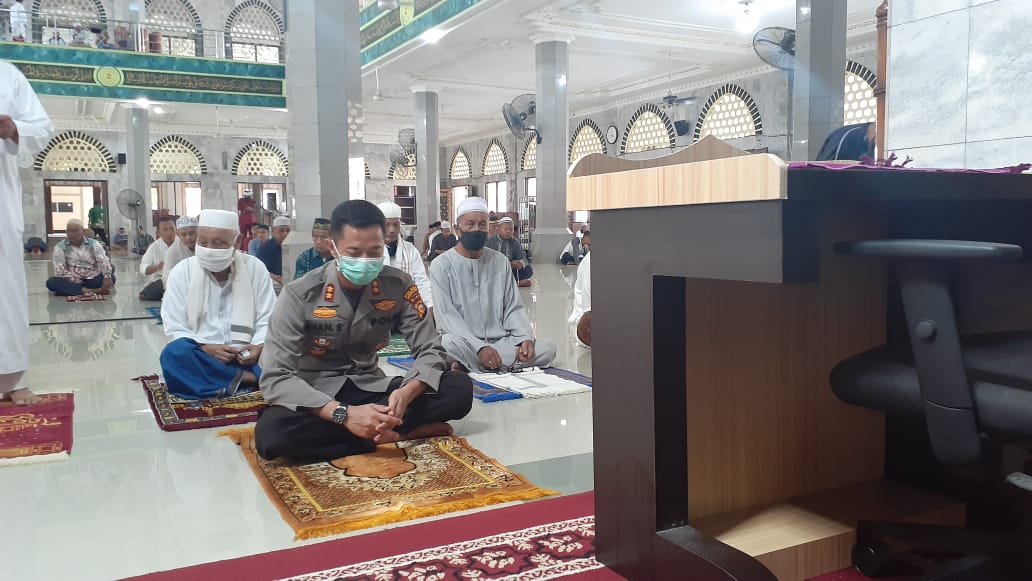 Sah Bertugas di Inhil AKBP Dian Setyawan Laksanakan Sholat Jum'at Bersama Masyarakat