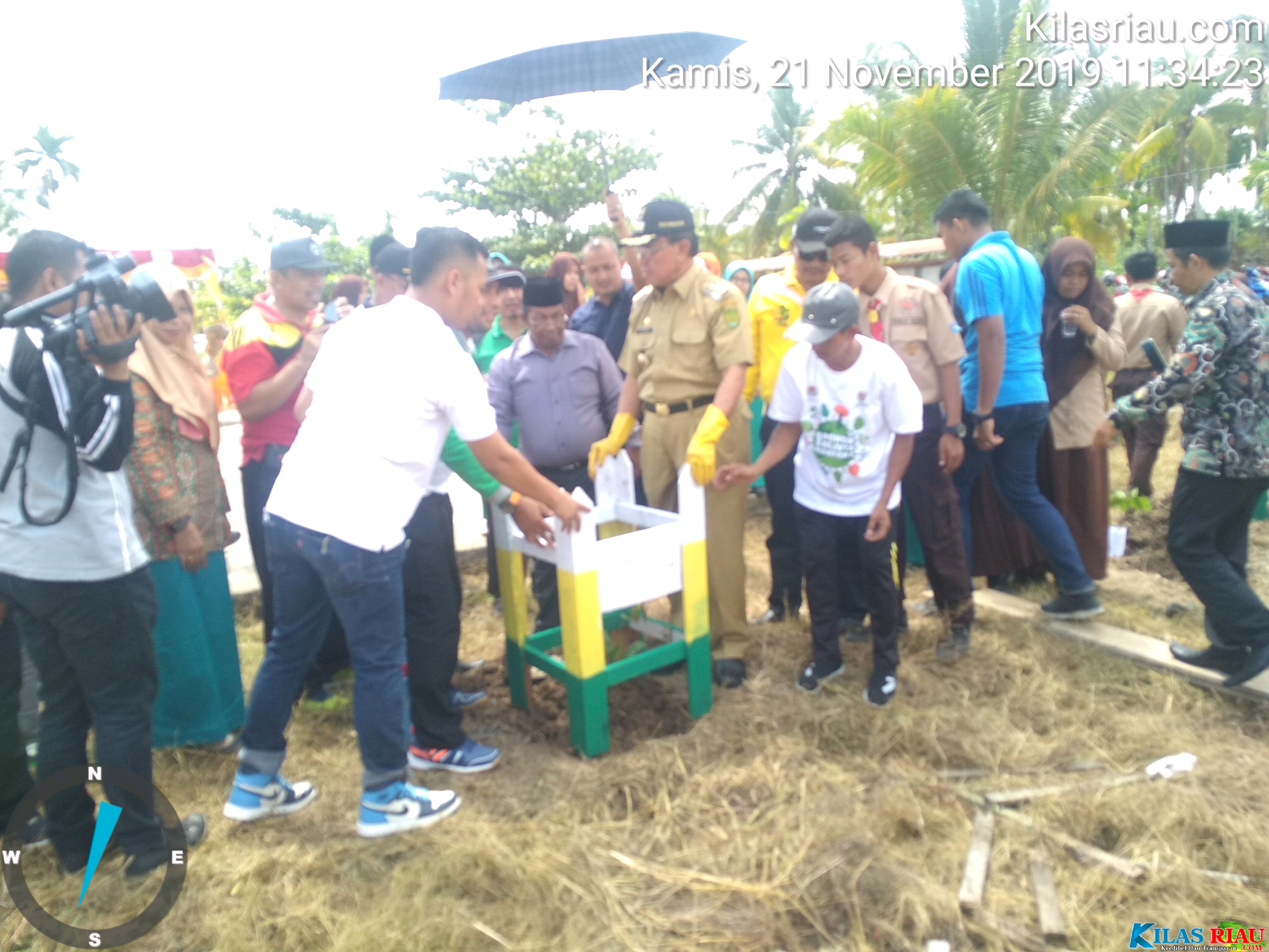 Bupati Inhil Ajak Masyakat Menanam Pohon Agar Tampak Indah dan Nyaman