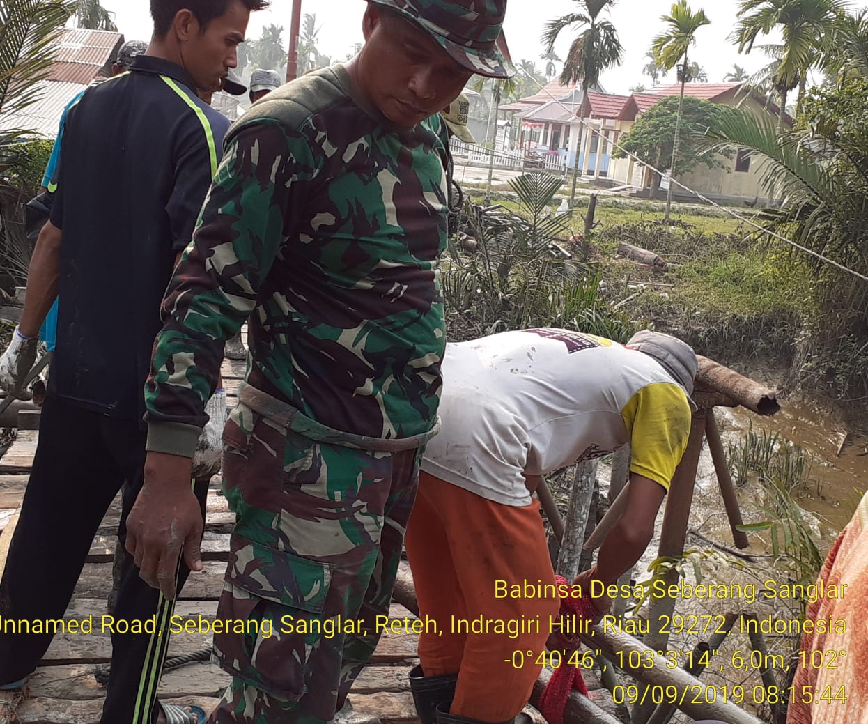 TMMD ke- 106 Kodim 0314 Inhil Melakukan Pembongkaran Jembatan Darurat di Desa Seberang Sanglar