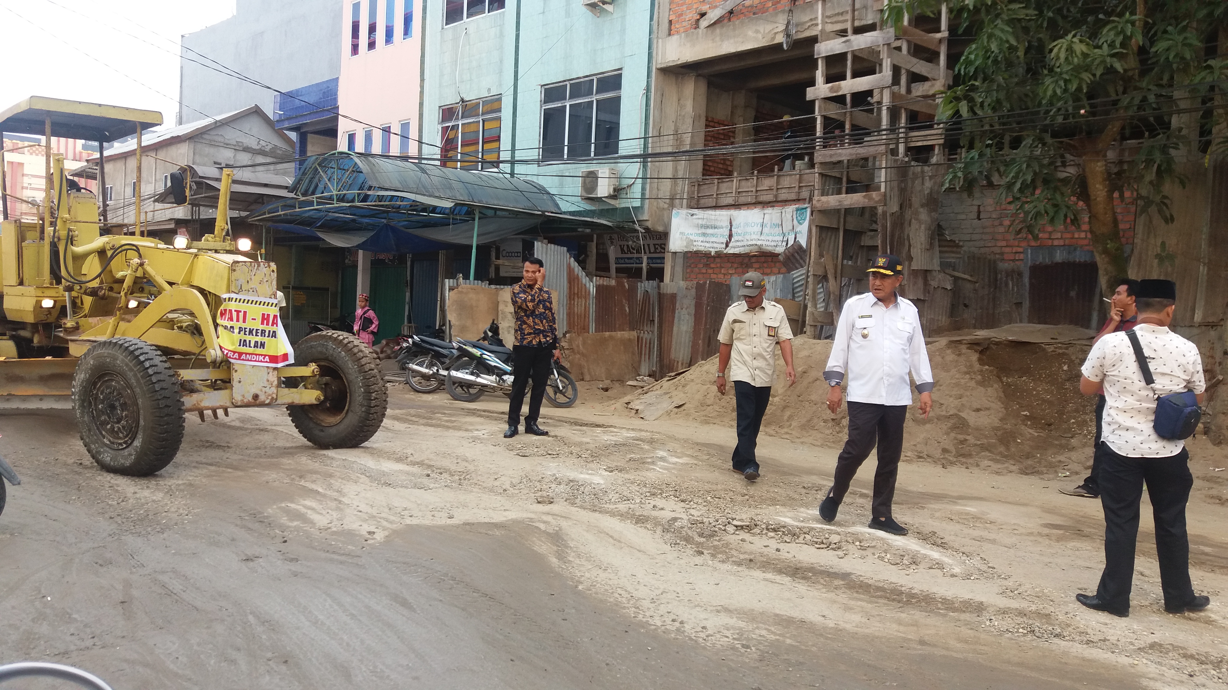Wakil Bupati Inhil Tinjau Proses Perbaikan Ruas Jalan Dalam Kota Tembilahan