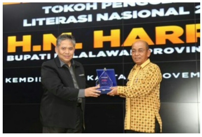 Bupati Pelalawan HM Harris Terima Penghargaan Tokoh Penggerak Literasi Nasional 2018