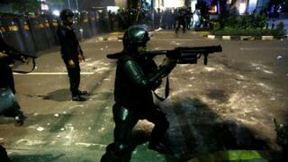 Meriam Air Kawal Polisi Pukul Mundur Massa Demokrasi di Wahid Hasyim