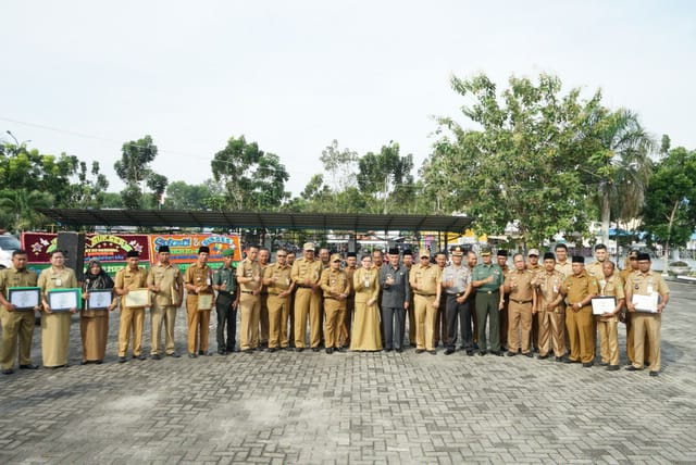 Pimpin Apel HKN 2018, Wakil bupati Meranti Serahkan Piagam Bagi Sejumlah Insan Kesehatan Berprestasi