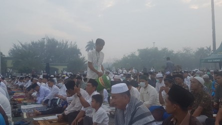 Kabut Asap,  Ribuan Warga Tetap Antusias Salat Idul Adha di Halaman Masjid Raya Annur
