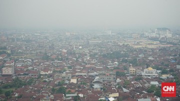 Kabut Asap Menyengat Ganggu Aktivitas Warga