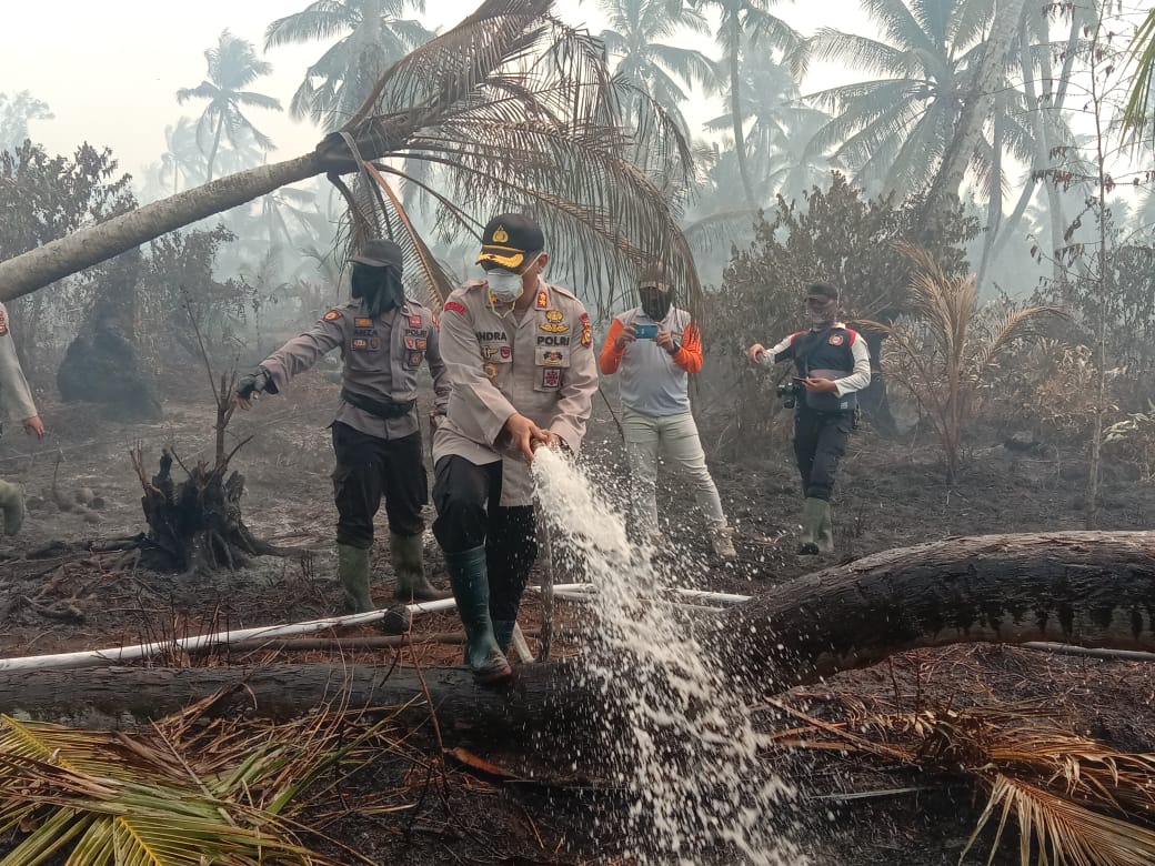 Karhutla di Kateman, Kapolres Bukan Hanya Memberi Contoh, Tetapi Mencontohkan