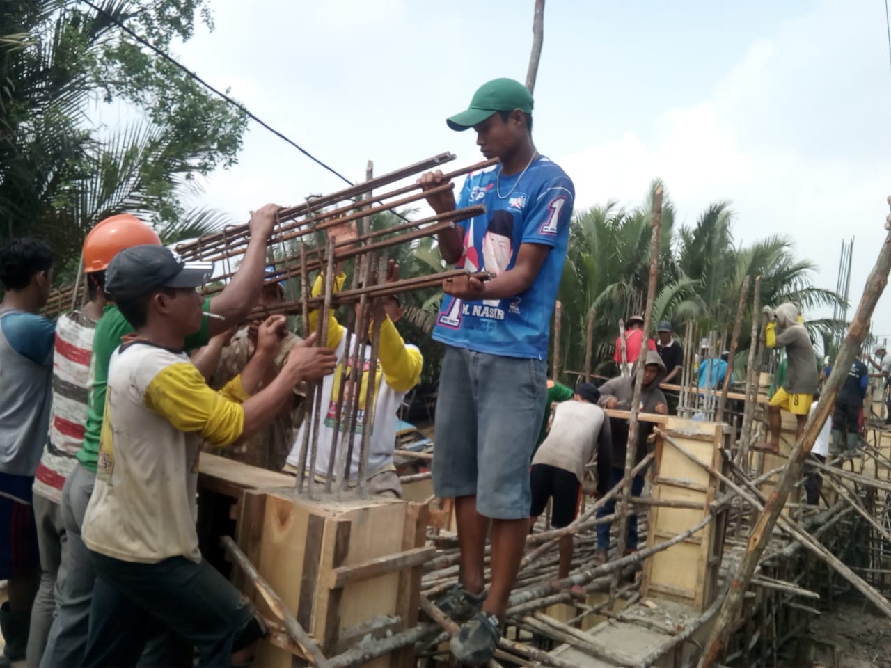 TMMD Desa Sanglar dan Masyarakat Pasang Mal Blok