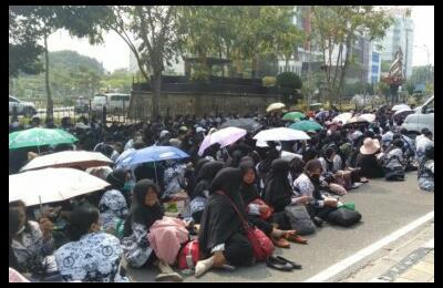 Guru Demo Sambil Baca Yasin dan Tahlil, Tuntut Tunjangan Tambahan