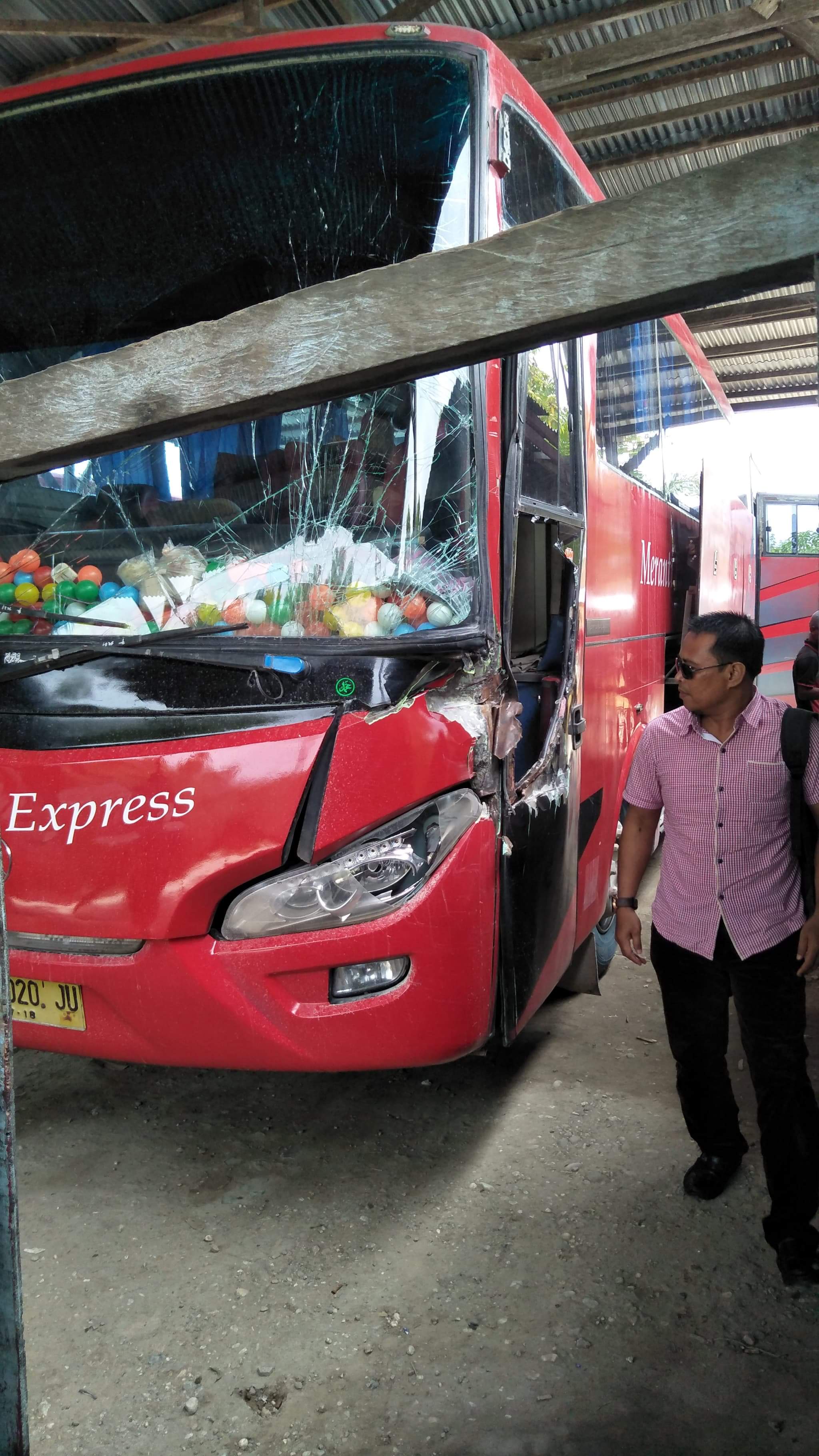 Bus Meranti Ekspres Tabrak truk bermuatan di Perawang