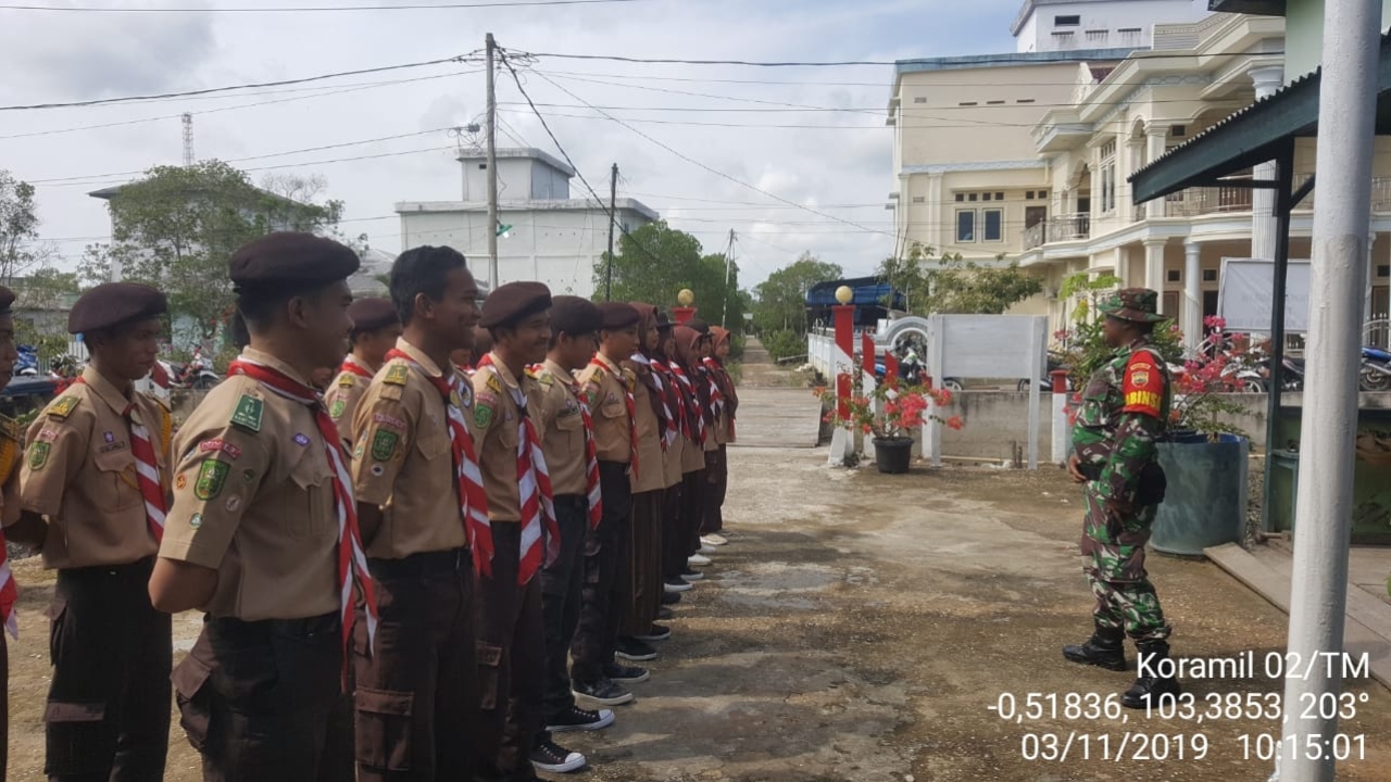 Babinsa 02 Giat Latihan PBB Anak Pramuka