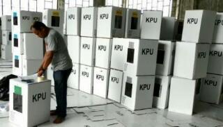 Sebanyak 2.105 Kotak Surat Suara Pemilu Dapil 1 Rohul Sudah Selesai Dirakit
