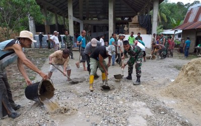 Dandim 0313/KPR Ikut Ngecor Musallah Bersama Masyarakat Pulau Gadang