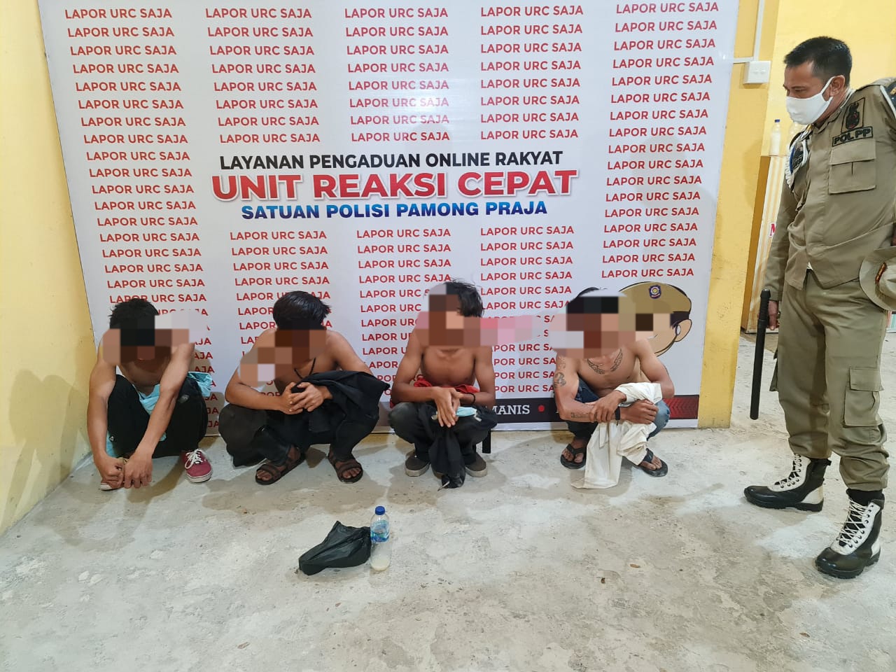 Tim URC Satpol-PP Kabupaten Inhil Mengamankan 4 Pemuda Yang Sedang Mengkonsumsi Minuman Tuak