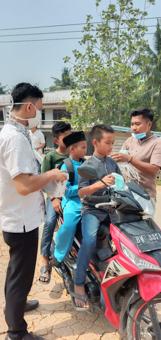 Kabut Masih Selimuti Inhil, Puskesmas Pengalihan Keritang Bagikan Masker