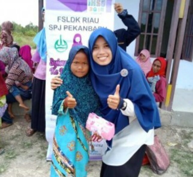 FSLDK Riau dan SPJ Pekanbaru Bagi-bagi Jilbab Syar'i di Kampung Muallaf