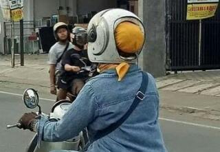 Emak-emak Kreatif Modifikasi Helm, Bikin Geger Warganet