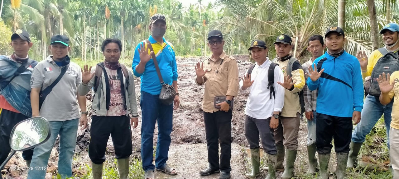 Kepala Dinas Perkebunan Inhil Tinjau Pekerjaan Tanggul Mekanik di Desa Sungai Gantang
