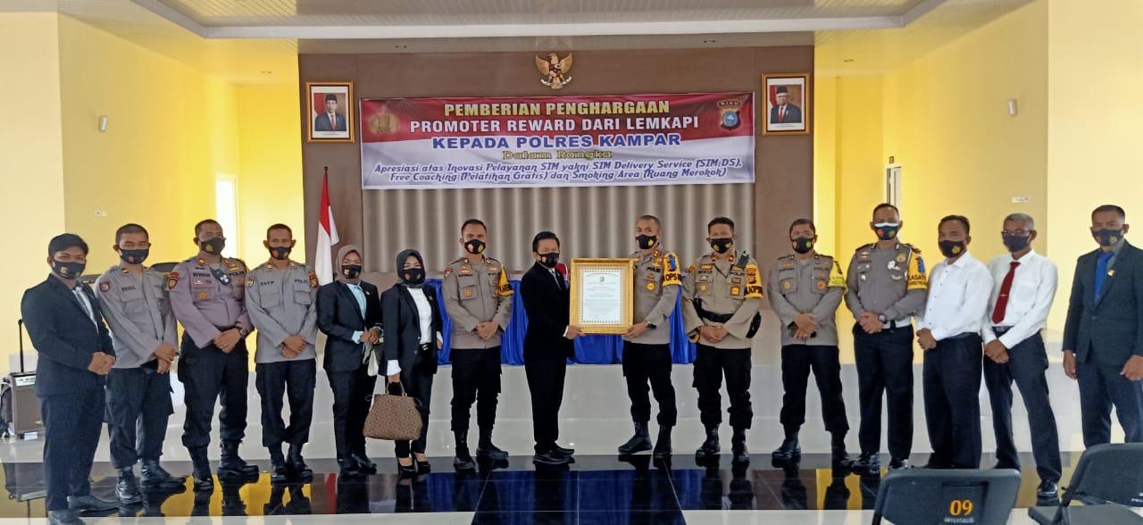 LEMKAPI Anugerahkan Piagam Penghargaan Promoter Reward untuk Polres Kampar