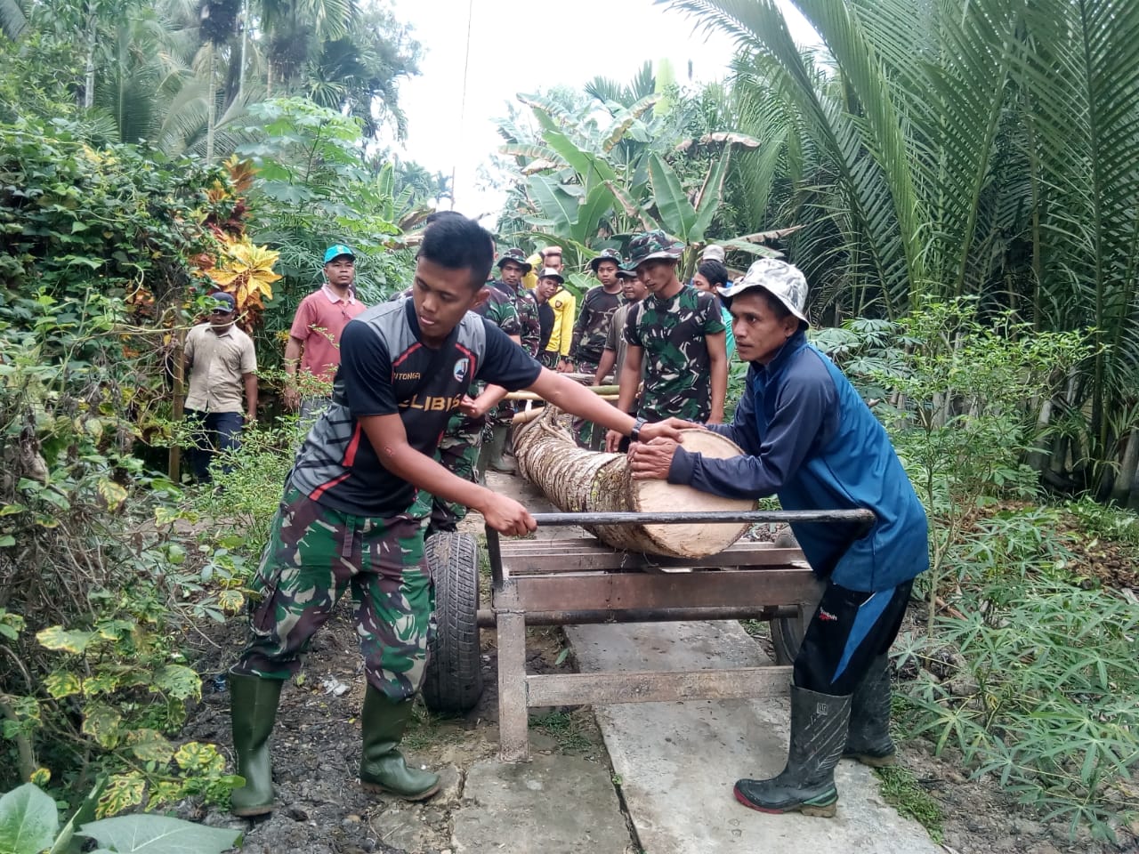 Tidak hanya Sasaran, Satgas TMMD ke-106 Juga Bantu Perbaiki Jalan dan Jembatan Penghubung