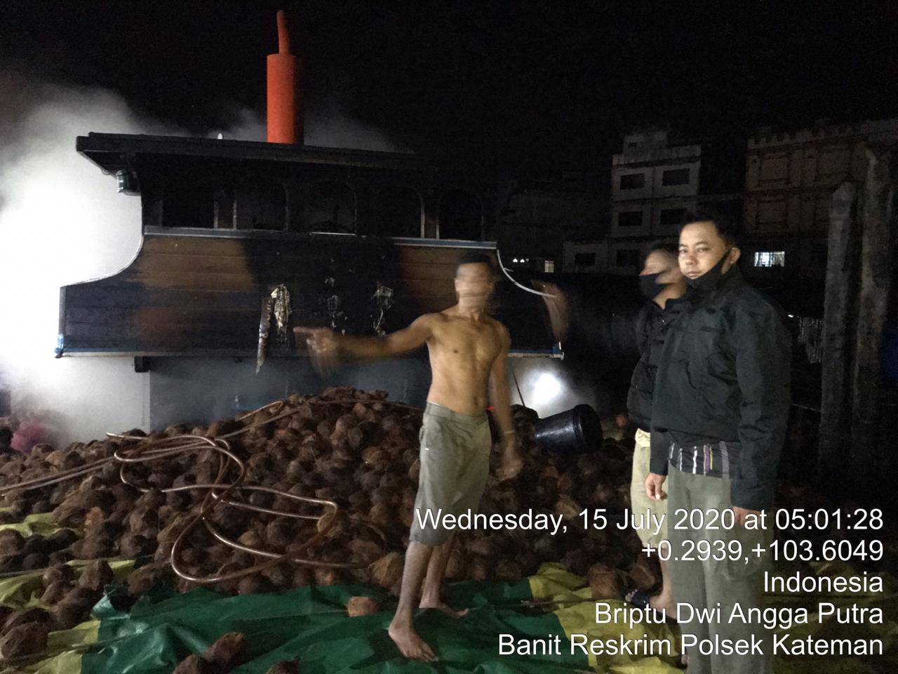 Satu Unit Kapal Layar Motor Terbakar di Pelabuhan Ali Mensong
