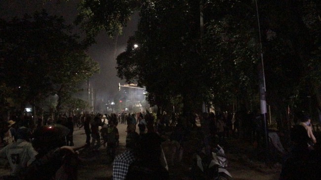 Demo Sekitar DPR Kembali  Ricuh, Polisi Lepaskan Gas Air Mata ke Arah Massa