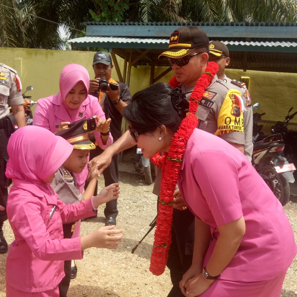 Didampingi Istri, Kapolres Inhil Kunjungan Kerja ke Polsek Kemuning