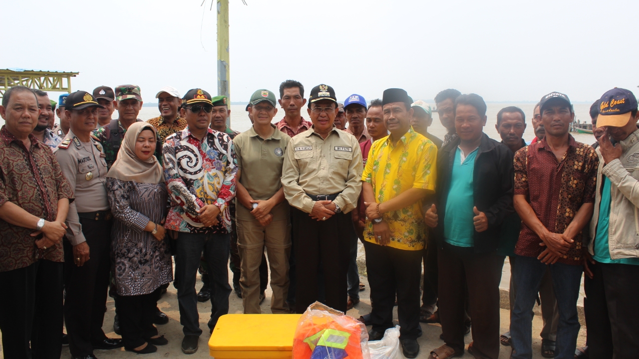 Dandim 0314 Damping Bupati Inhil Menyerahkan Bantuan Untuk Nelayan
