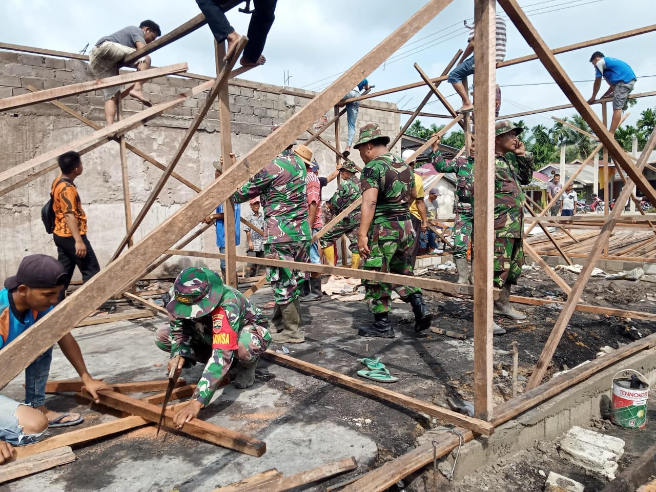 Koramil Tempuling Bersama Masyarakat Goro Bangun Rumah Warga Korban Kebakaran